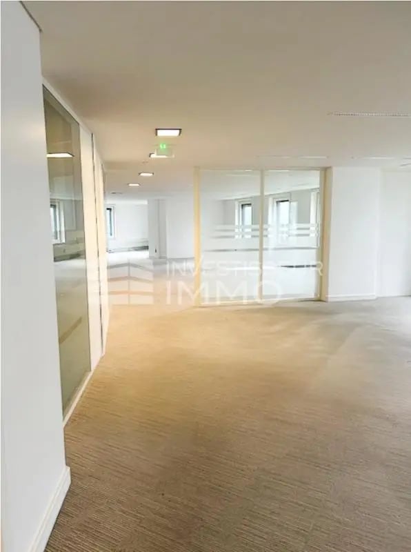Office in Puteaux for lease Interior Photo- Image 1 of 3