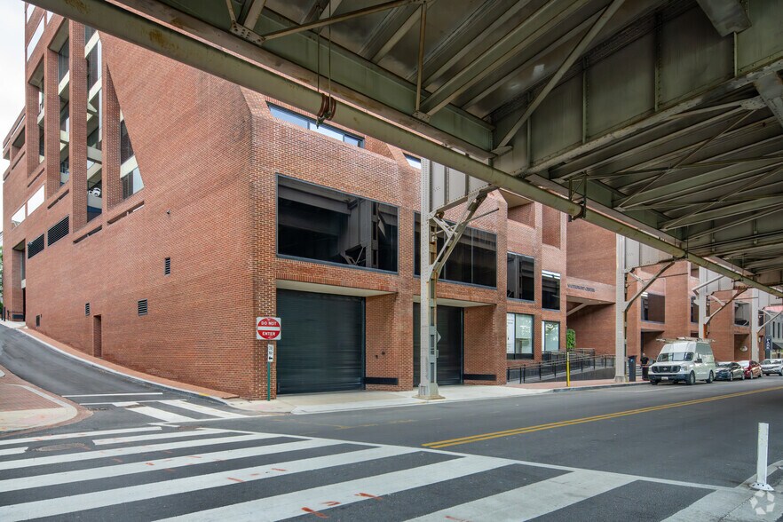 1010 Wisconsin Ave NW, Washington, DC à louer - Photo du bâtiment - Image 1 de 16