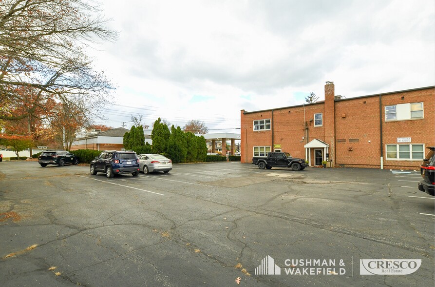 1495 Warren Rd, Lakewood, OH à louer - Photo du bâtiment - Image 3 de 3