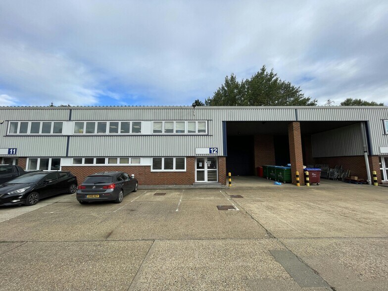 Farmbrough Clos, Aylesbury à louer - Photo du bâtiment - Image 2 de 39