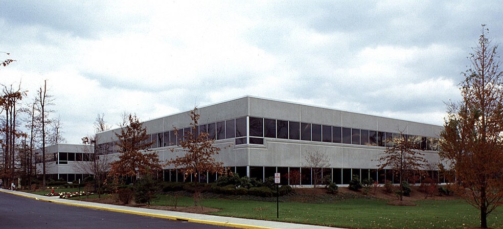 15000 Midlantic Dr, Mount Laurel, NJ for lease - Primary Photo - Image 1 of 4