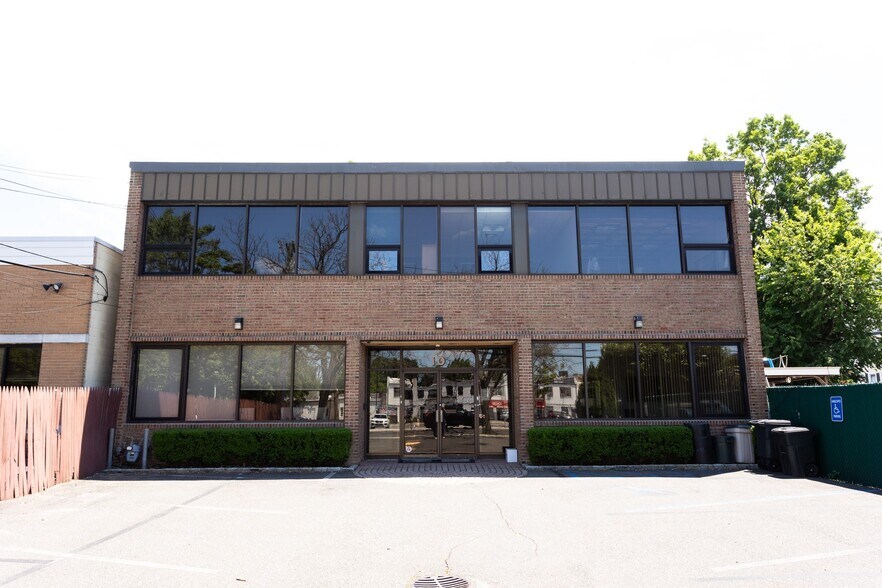 10 Maple St, Port Washington, NY à louer - Photo du bâtiment - Image 1 de 9
