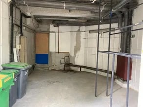 Retail in Paris for lease Interior Photo- Image 2 of 2