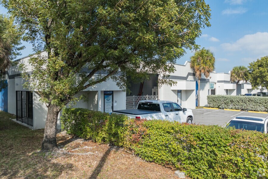2699 W 79th St, Hialeah, FL à louer - Photo du bâtiment - Image 3 de 8
