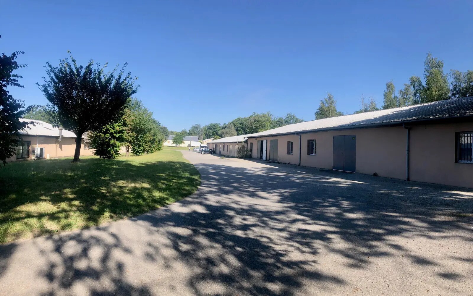 Flex in Gambais for lease Building Photo- Image 1 of 3