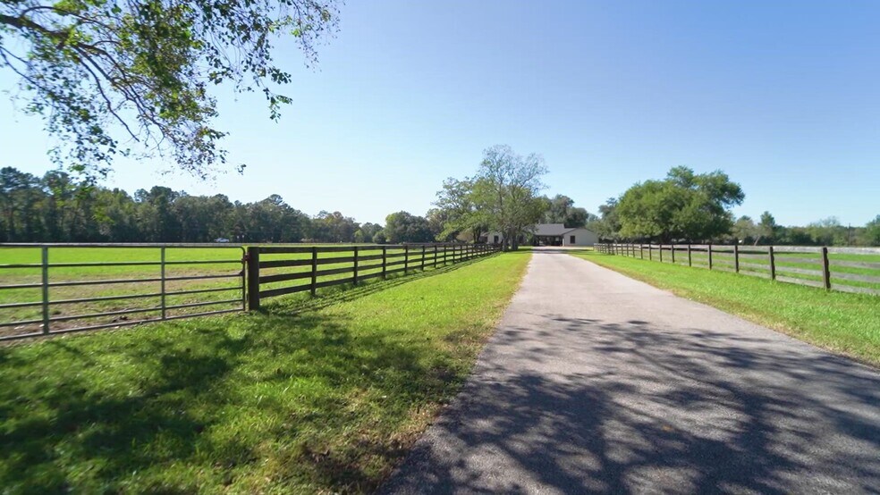 16076 Highway 105, Cleveland, TX à vendre - Vidéo sur l’inscription commerciale - Image 1 de 31