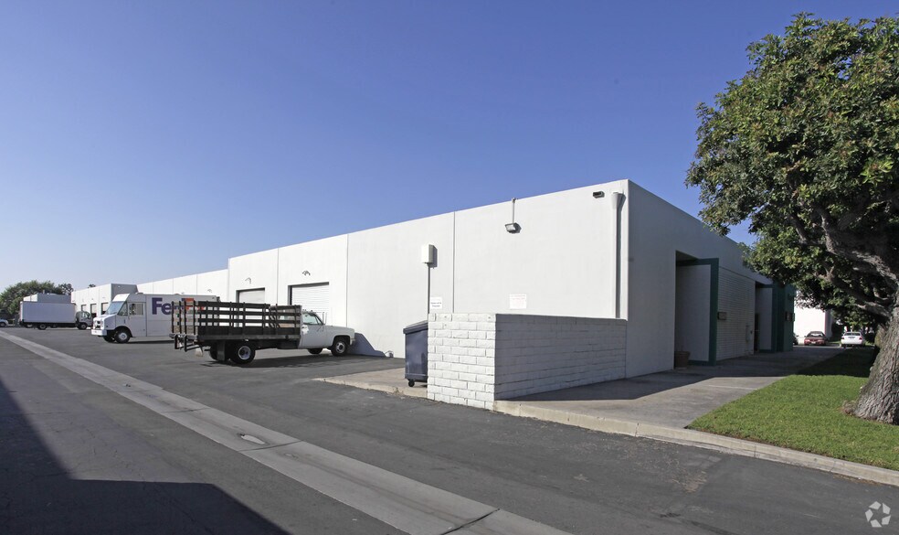 18437 Mt. Langley St, Fountain Valley, CA à louer - Photo du bâtiment - Image 2 de 2