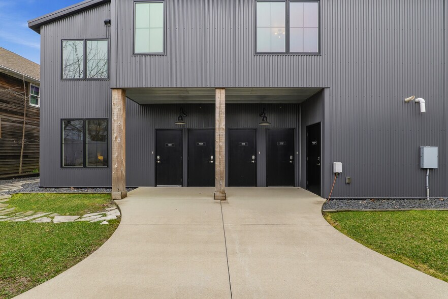 171 E Rhine St, Elkhart Lake, WI à vendre - Photo du bâtiment - Image 2 de 88