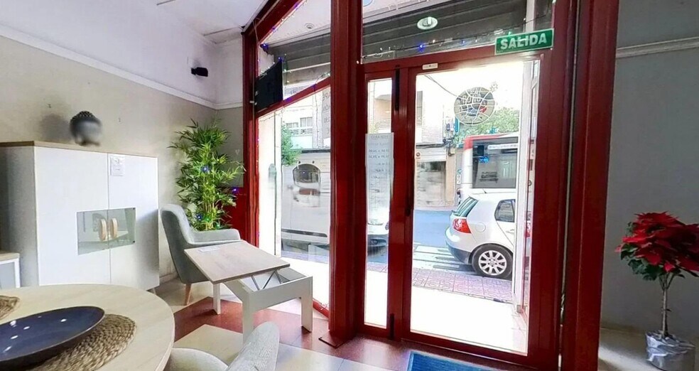 Carrer de Ramon Gallud, Torrevieja, Alicante for sale - Interior Photo - Image 3 of 7