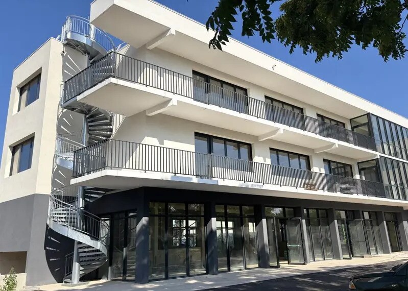 Commerce de détail dans Aubagne à louer - Photo du bâtiment - Image 1 de 5