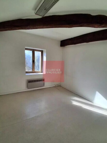 1 Avenue De La République, Houdan for lease - Interior Photo - Image 2 of 25