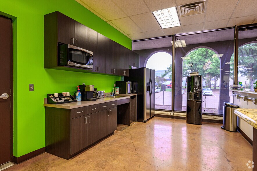 4545 Spring Valley Rd, Farmers Branch, TX à louer - Photo du bâtiment - Image 3 de 23