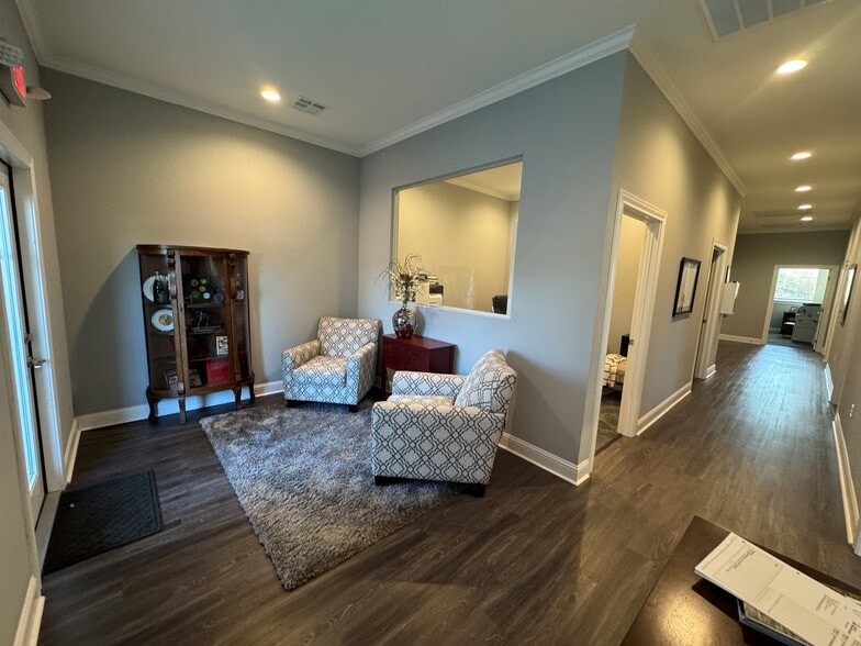 15130 Badger Ranch Blvd, Woodway, TX for lease - Lobby - Image 2 of 7