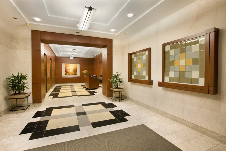 1155 Connecticut Ave NW, Washington, DC for lease - Lobby - Image 1 of 4