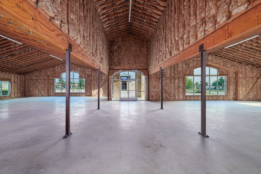 101 Woods of Boerne Blvd, Boerne, TX for sale - Interior Photo - Image 2 of 28