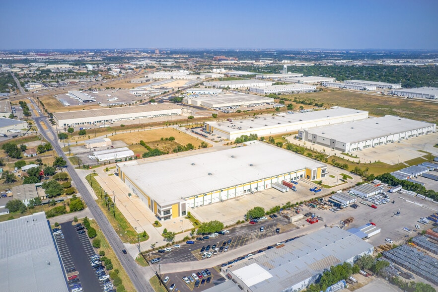 5367 Dietrich Rd, San Antonio, TX à louer - Photo du bâtiment - Image 3 de 7