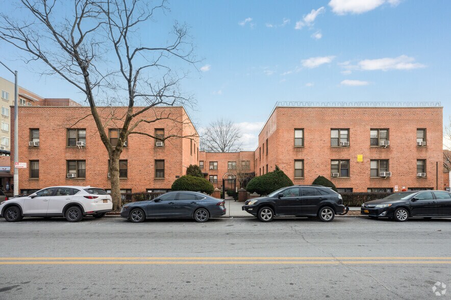37-31 149th St, Flushing, NY à vendre - Photo du bâtiment - Image 3 de 5