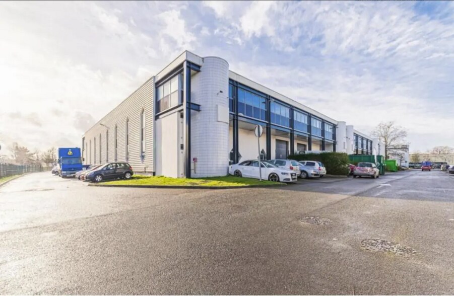 Flex in Élancourt for lease - Primary Photo - Image 1 of 7