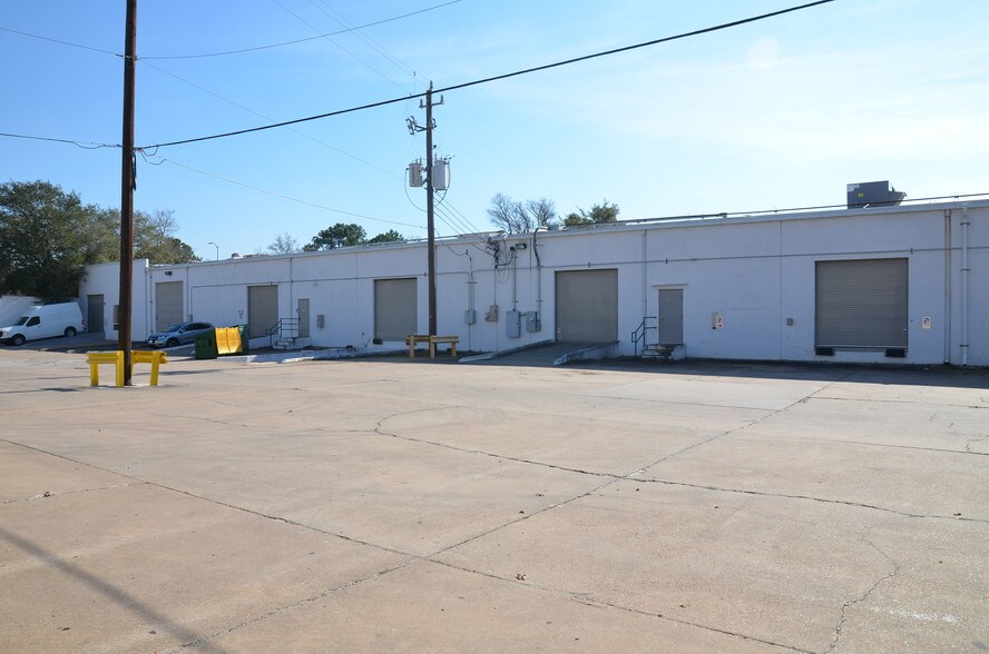 4301 S Pinemont Dr, Houston, TX à louer - Photo du bâtiment - Image 2 de 2