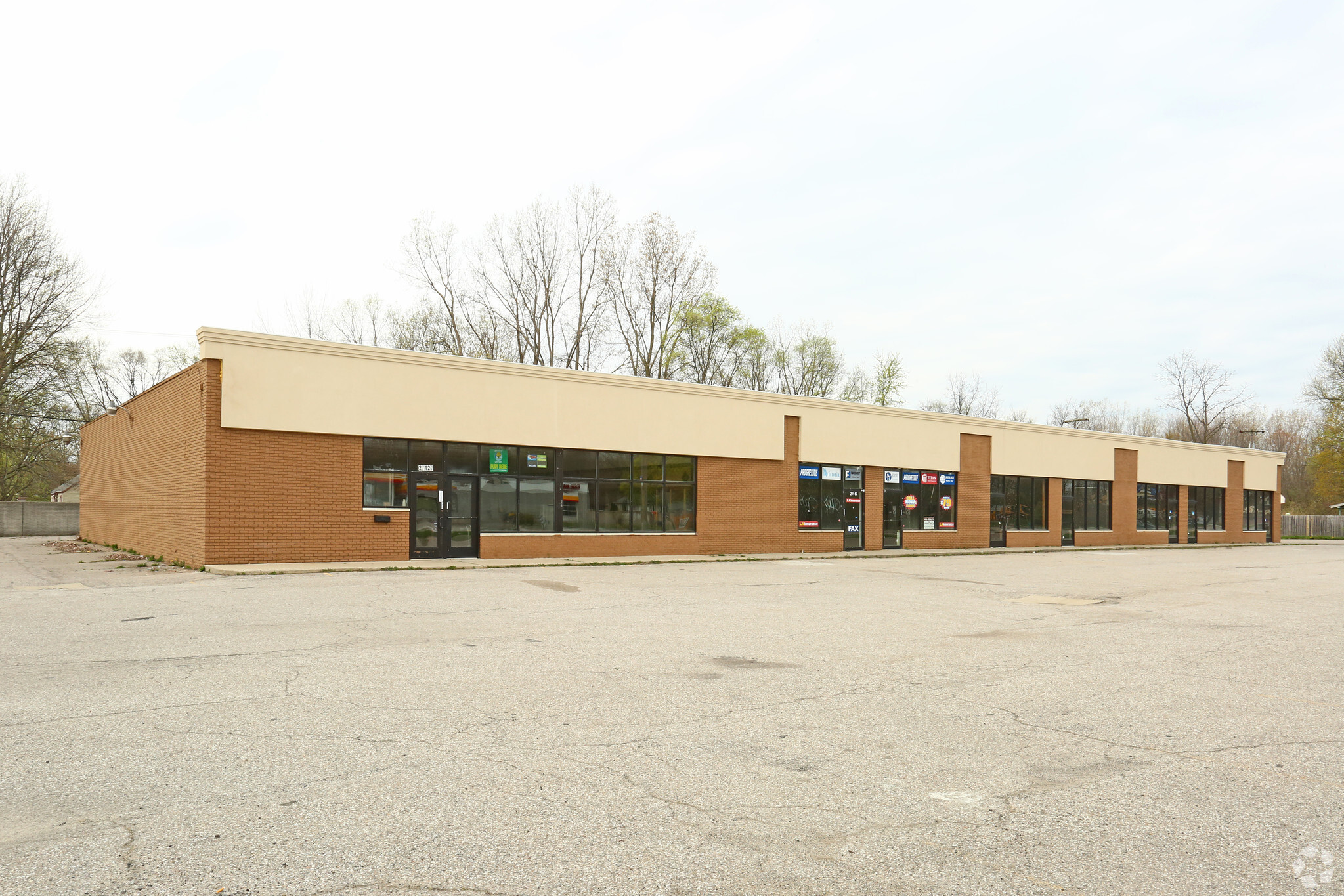 27427-27477 Eureka Rd, Romulus, MI for lease Primary Photo- Image 1 of 8