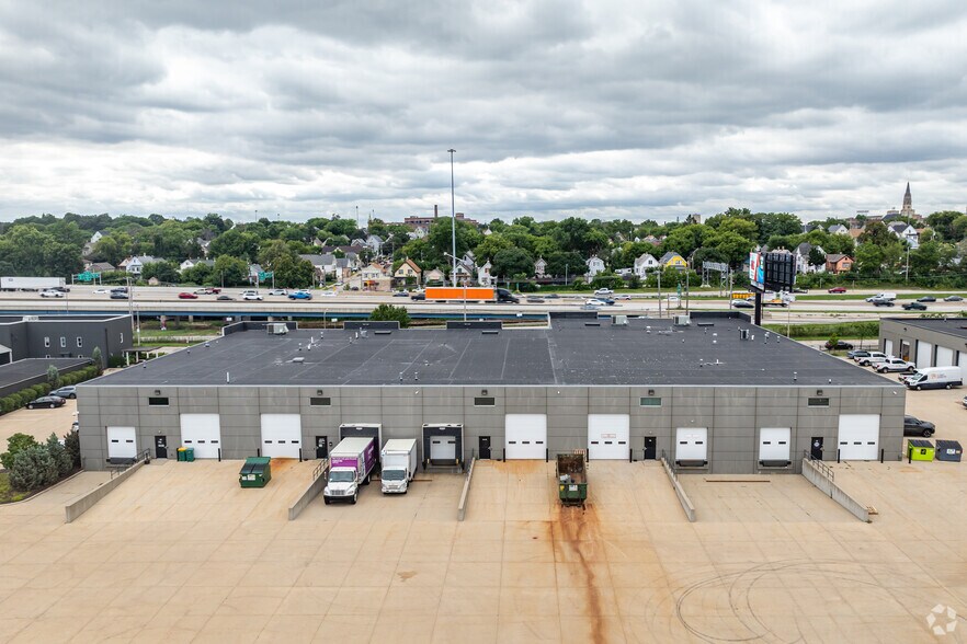 1966 S 4th St, Milwaukee, WI à vendre - Photo du bâtiment - Image 3 de 5