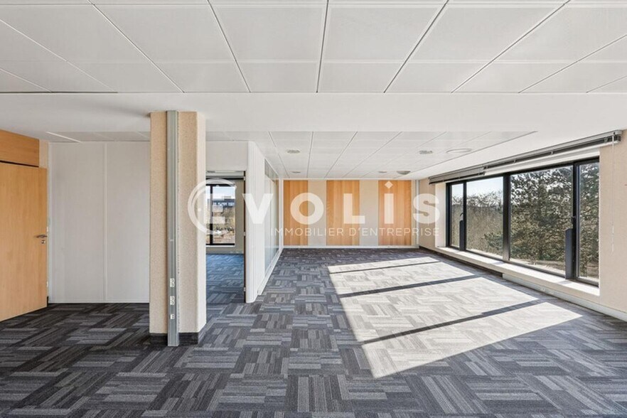 Office in Lieusaint for lease - Building Photo - Image 1 of 10