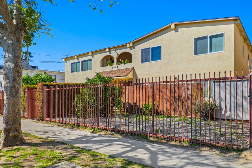 5923 Woodman Ave, Valley Glen, CA for sale - Primary Photo - Image 1 of 20