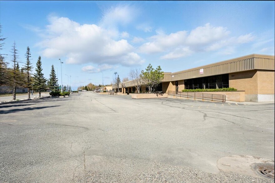 7001 Jewel Lake Rd, Anchorage, AK à vendre - Photo du bâtiment - Image 2 de 37