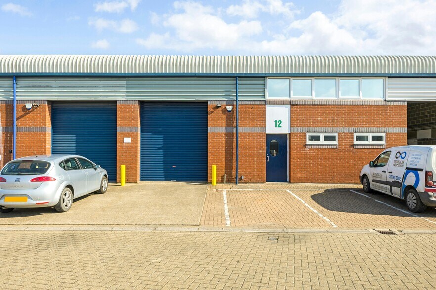 Southern Rd, Aylesbury à louer - Photo du bâtiment - Image 2 de 29