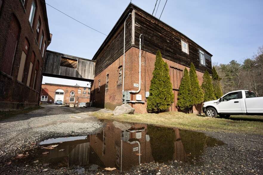 175 W Main St, Millbury, MA à vendre - Photo du bâtiment - Image 2 de 3