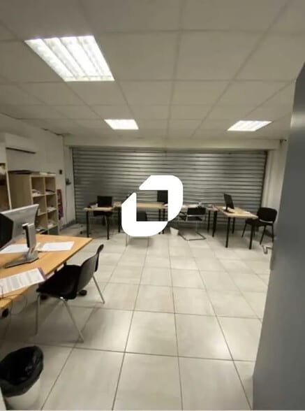 Flex in Noisy-le-Sec for lease - Interior Photo - Image 3 of 8