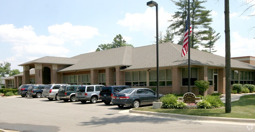 4057 Pioneer Dr, Commerce Township, MI à louer - Photo du bâtiment - Image 2 de 3