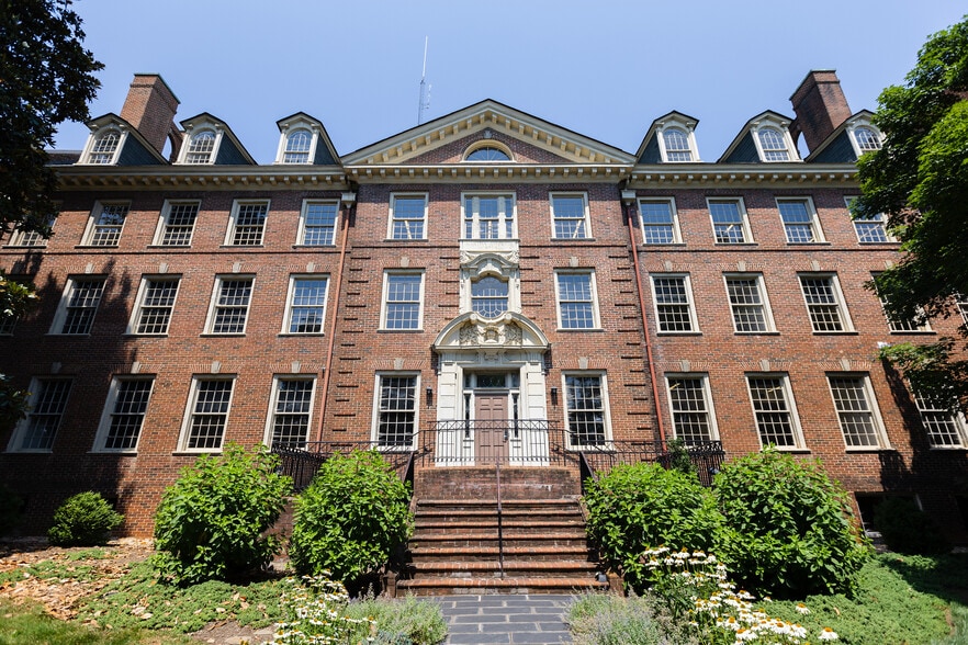 425 Locust Ave, Charlottesville, VA à louer - Photo du bâtiment - Image 1 de 48