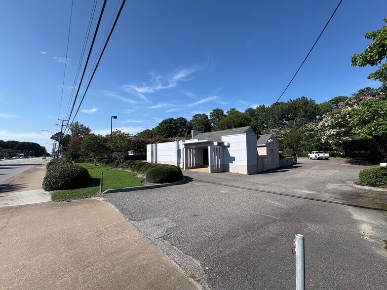 11292 Jefferson Ave, Newport News, VA à louer - Photo du bâtiment - Image 2 de 8