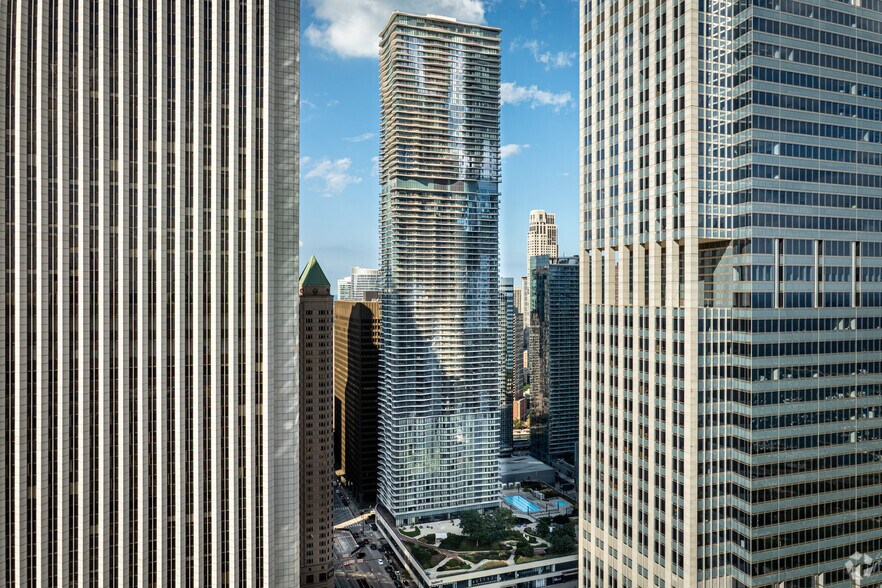225 N Columbus Dr, Chicago, IL à vendre - Photo du bâtiment - Image 2 de 40