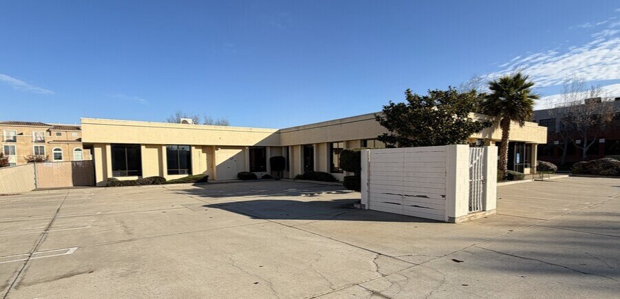 2401 Professional Pky, Santa Maria, CA for lease - Building Photo - Image 2 of 5