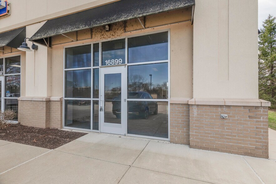 16889 Chesterfield Airport Rd, Chesterfield, MO à louer - Photo du bâtiment - Image 2 de 7