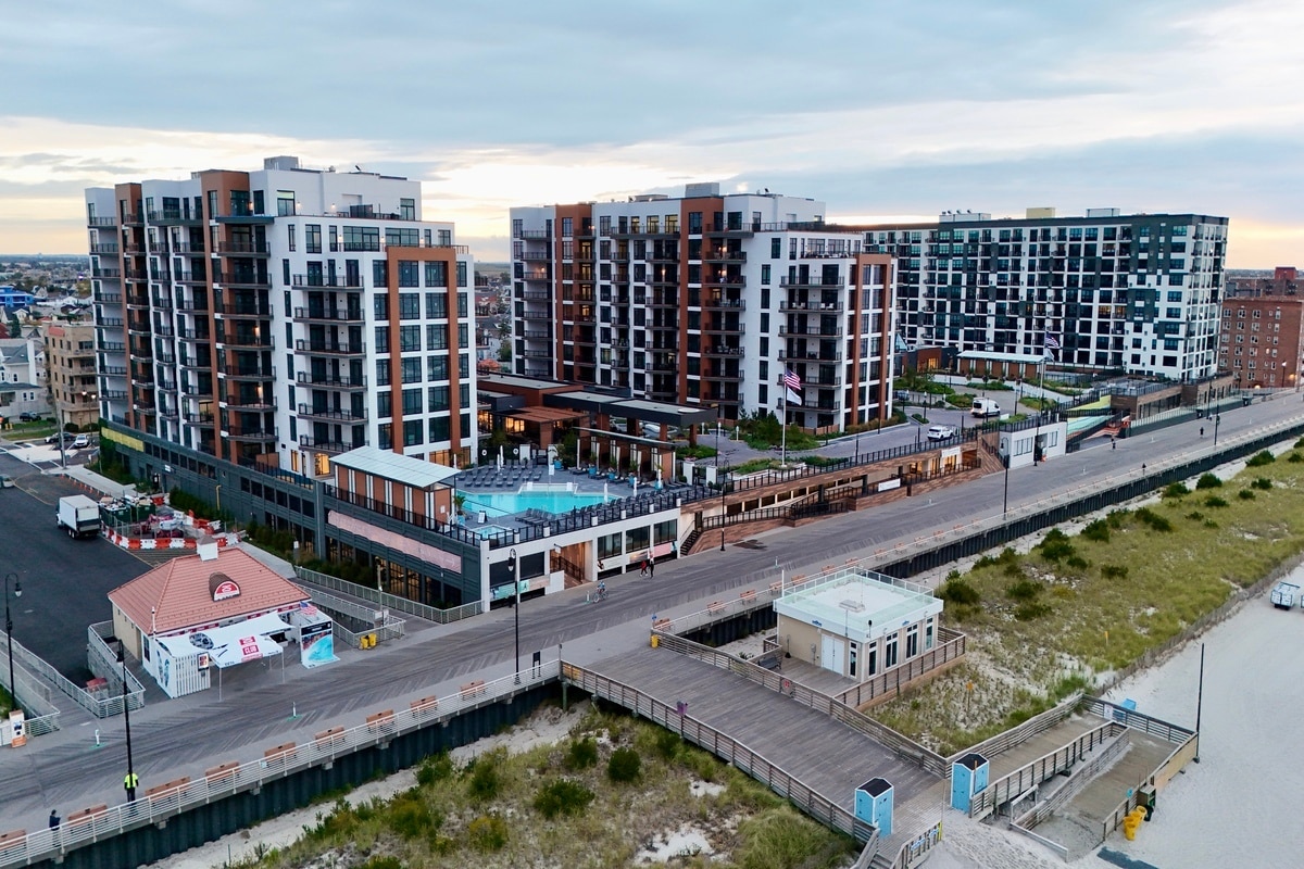 100-190 E Broadway, Long Beach, NY for lease Building Photo- Image 1 of 14