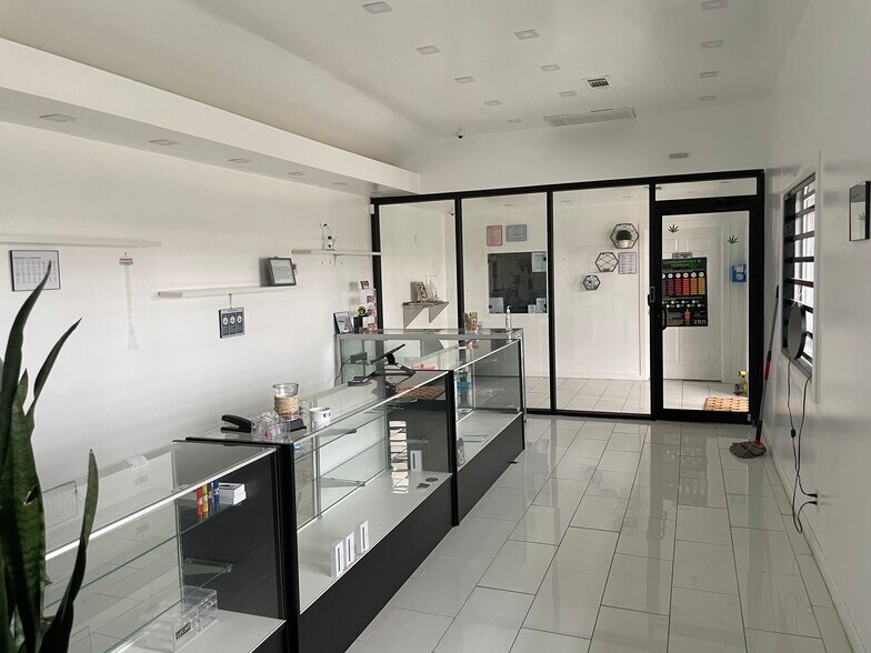 6108 S 46th West Ave, Tulsa, OK à louer - Photo du bâtiment - Image 1 de 4