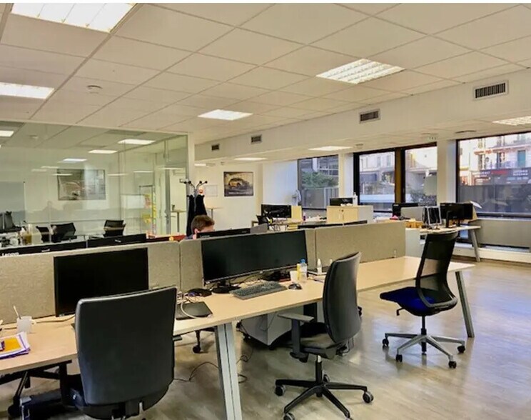 Bureau dans Saint-Cloud à louer - Photo du bâtiment - Image 2 de 8