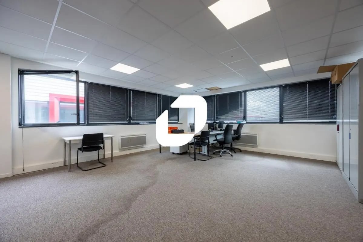 Office in Chanteloup-en-Brie for lease Interior Photo- Image 1 of 8