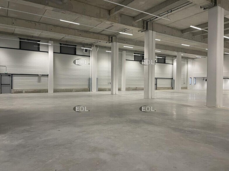 Flex dans Nanterre à louer - Photo du bâtiment - Image 3 de 16