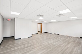 3 McCullough Dr, New Castle, DE for lease Lobby- Image 2 of 16