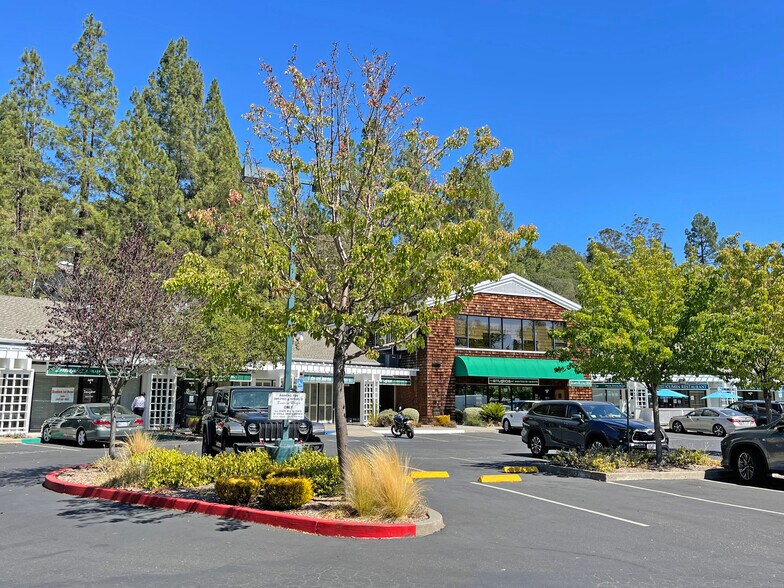 170 Farmers Ln, Santa Rosa, CA à louer - Photo du bâtiment - Image 2 de 5
