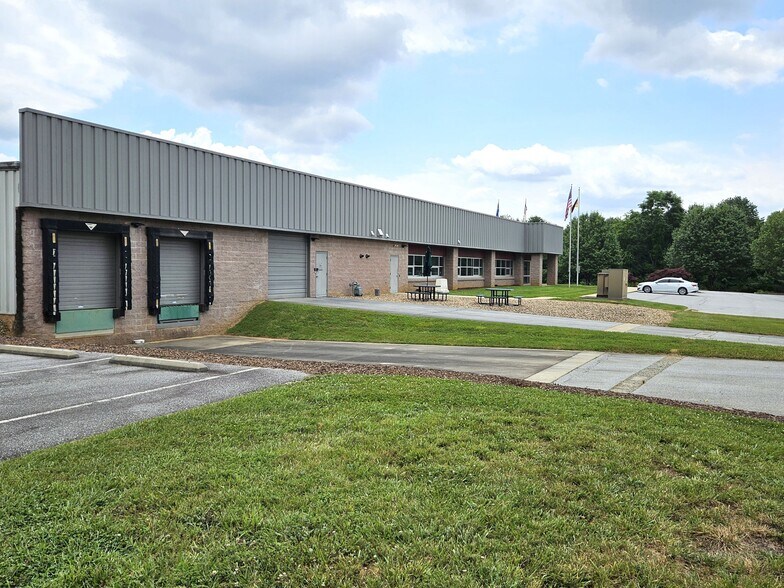 220 Continuum Dr, Fletcher, NC à vendre - Photo du bâtiment - Image 2 de 78
