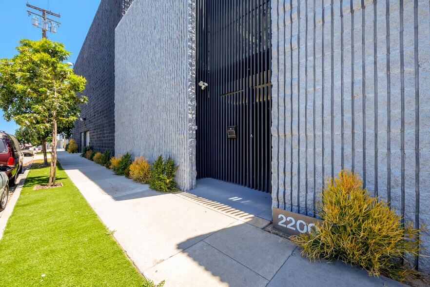 2200 Michigan Ave, Santa Monica, CA à louer - Photo du bâtiment - Image 3 de 20