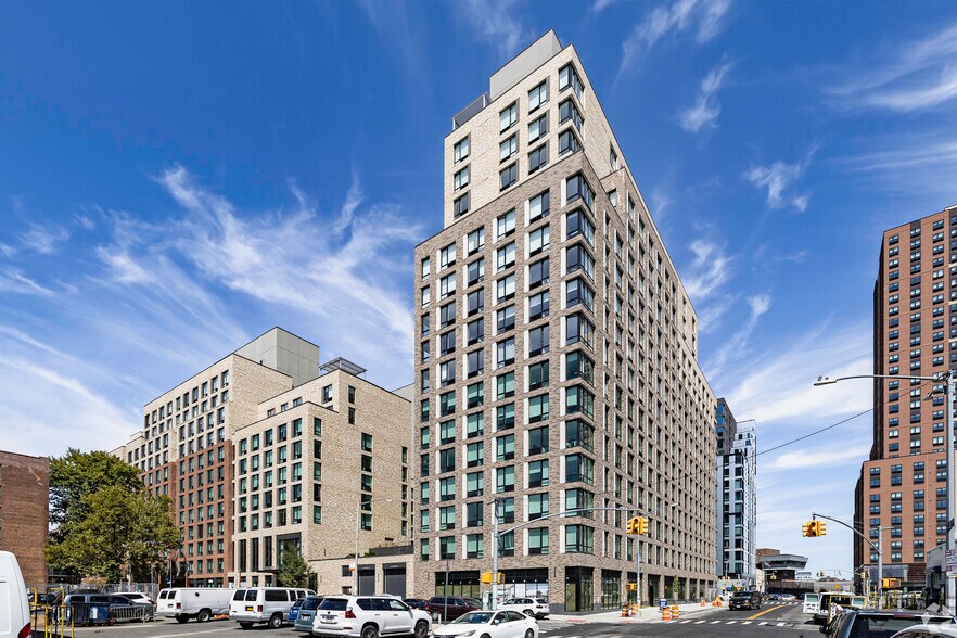 400 W 207th St, New York, NY à louer - Photo du bâtiment - Image 2 de 4