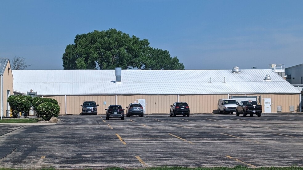 525 W Rolling Meadows Dr, Fond Du Lac, WI for lease - Building Photo - Image 2 of 21