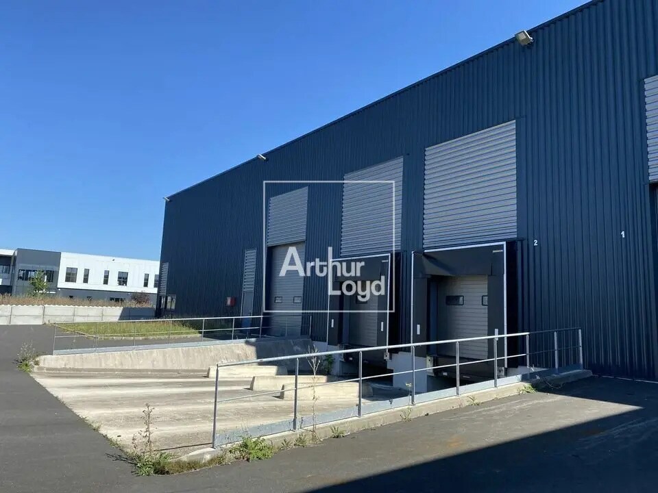 Industrial in Lieusaint for lease Building Photo- Image 1 of 3