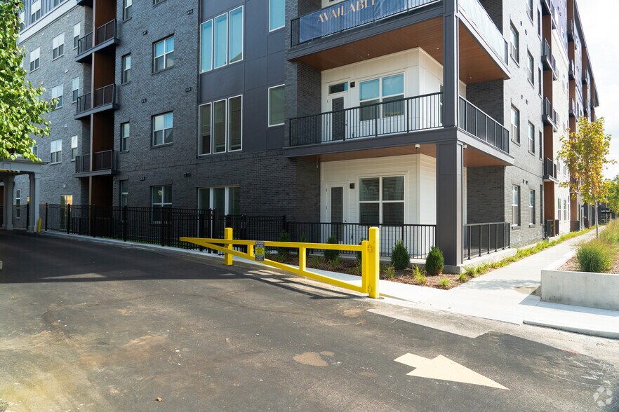 1827 N Meridian St, Indianapolis, IN à louer - Photo du bâtiment - Image 2 de 37